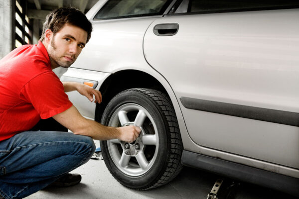Vì sao cần kiểm tra độ mòn lốp ô tô? Dấu hiệu nhận biết